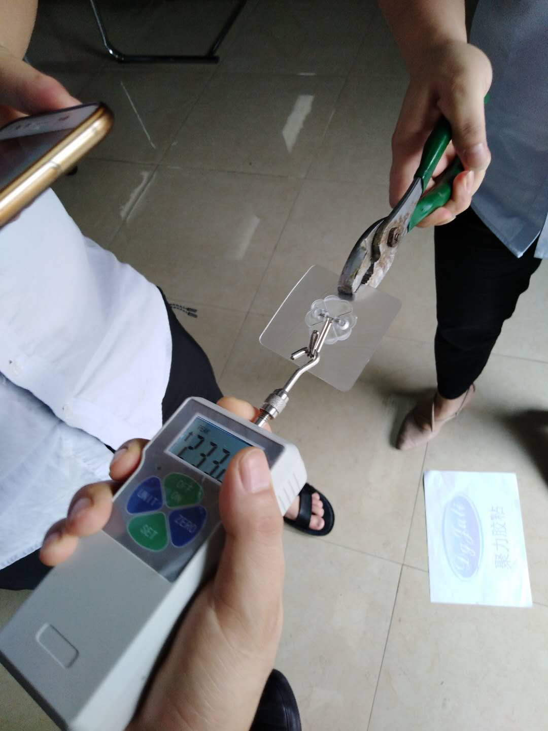 塑料與金屬掛鉤用什么膠粘接，聚力無痕UV無影膠水輕松解決難題